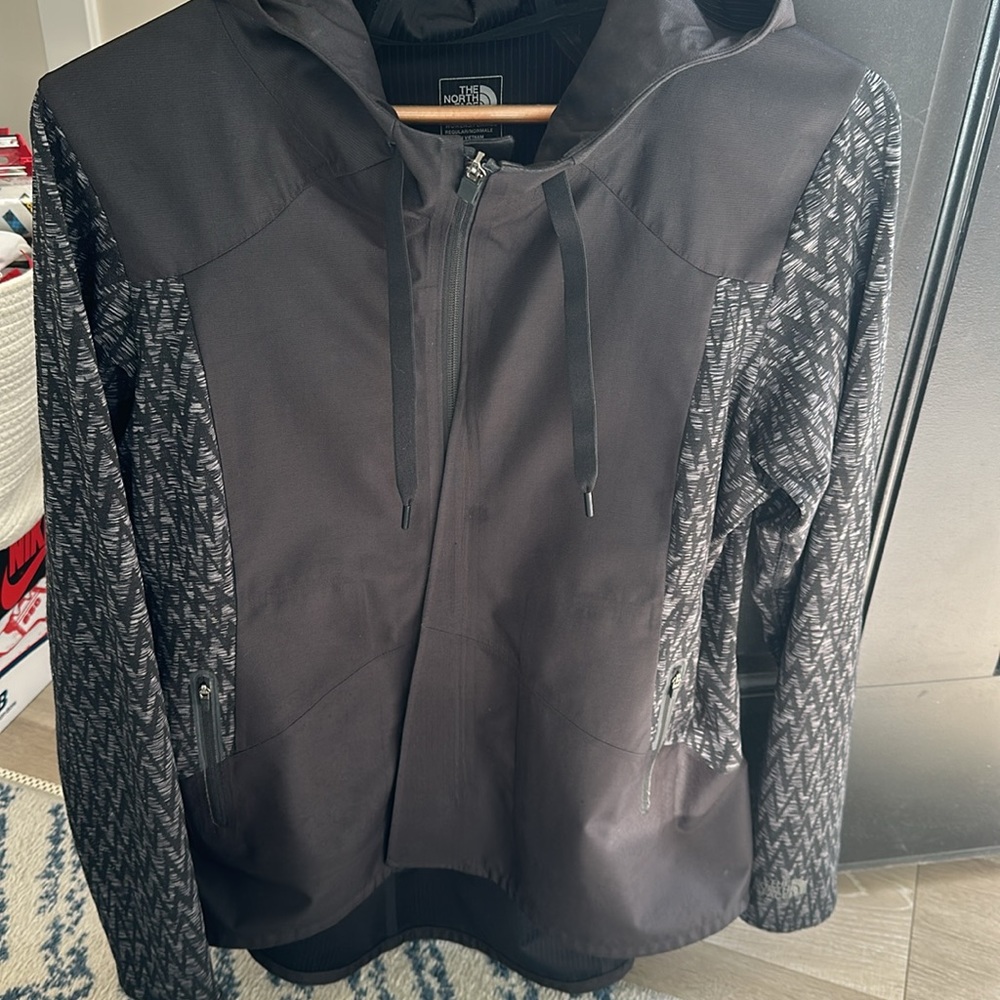 Women’s the north face light hooded jacket size: L